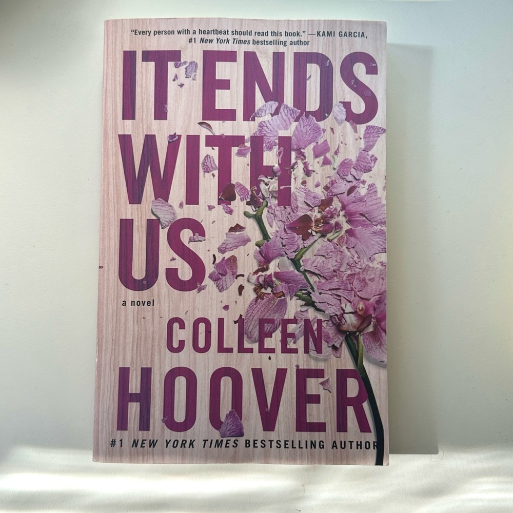 It Ends With Us by Colleen Hoover - Paperback